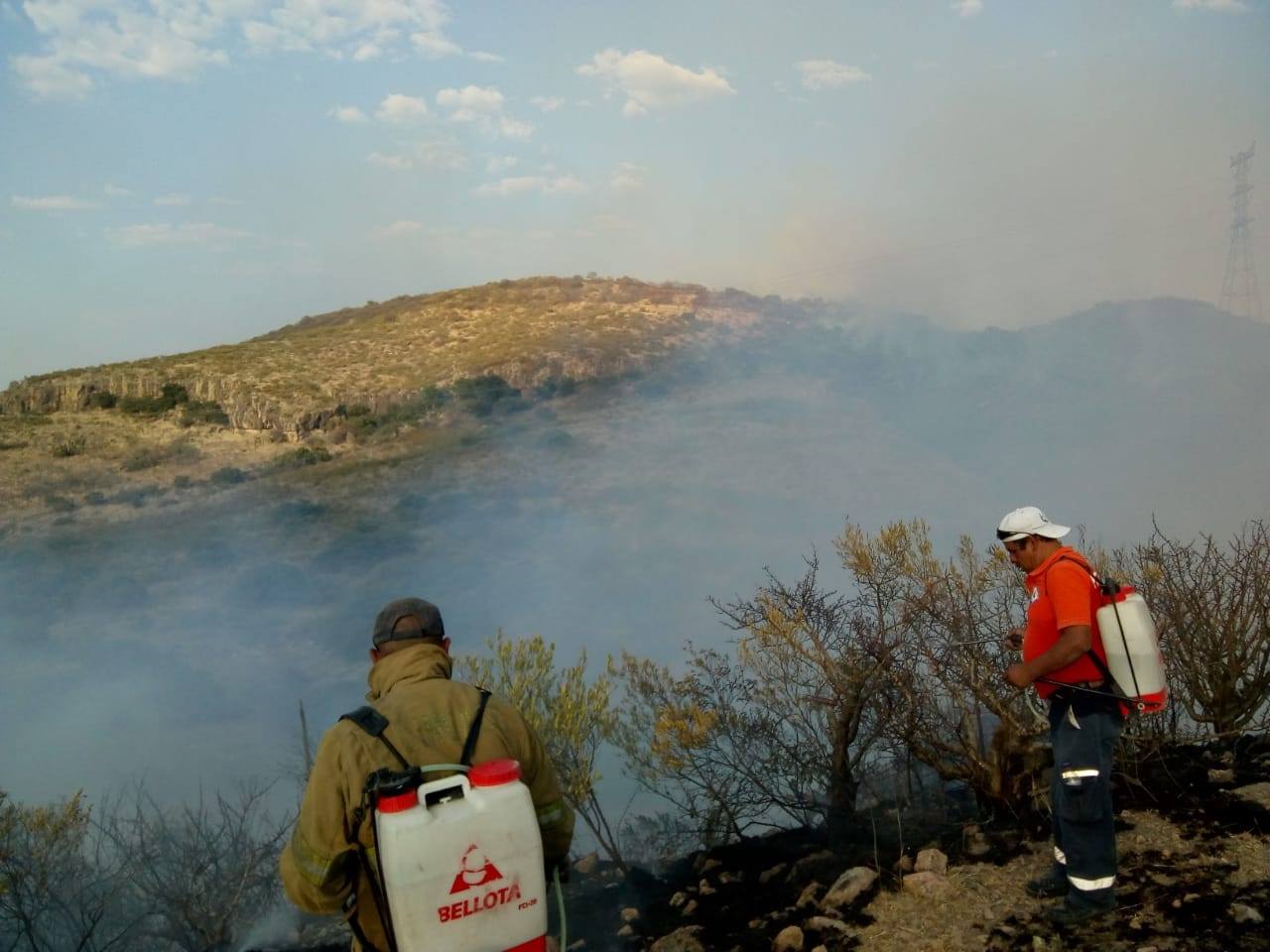 Trabajan Protección Civil y  Bomberos en el combate de incendios