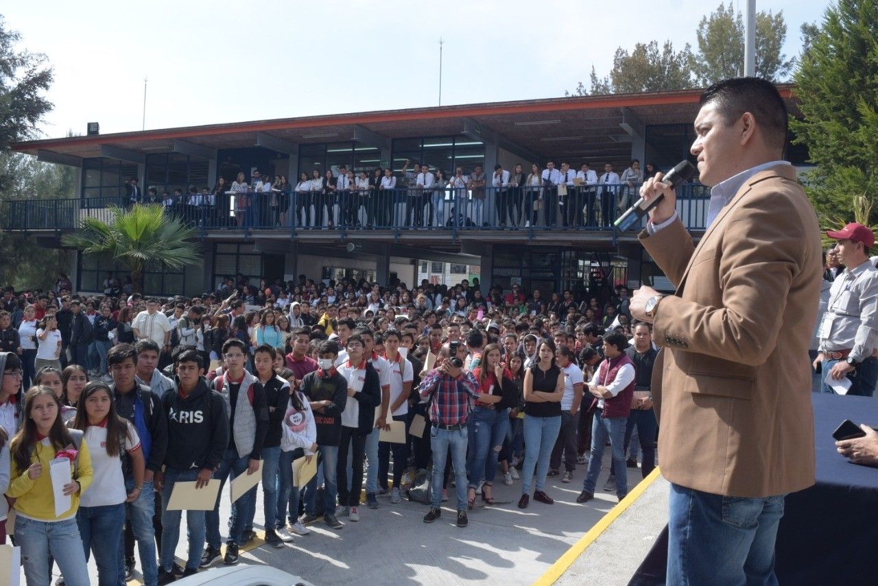 Asiste Alcalde a entrega de becas en Preparatoria Regional