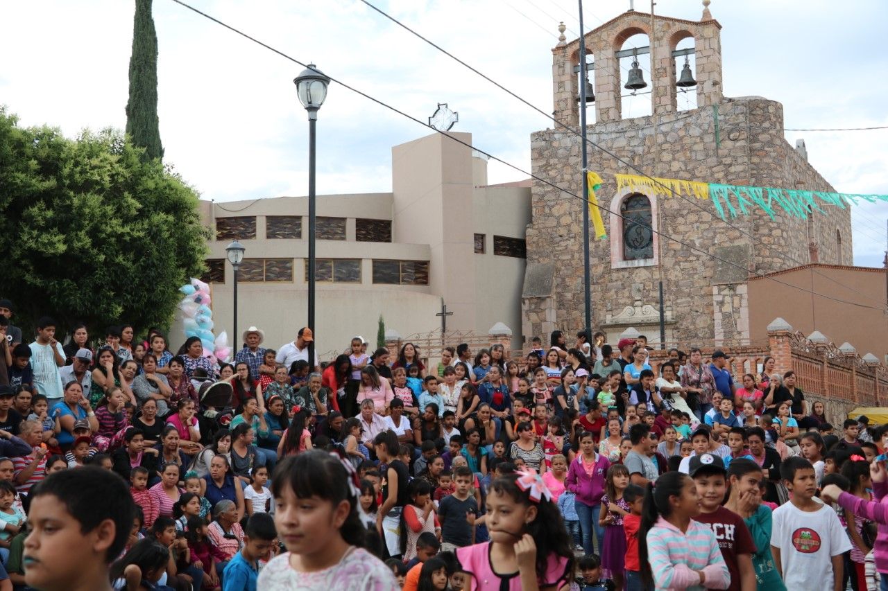 Festejan día del niño y de la madre en Bajío de San José