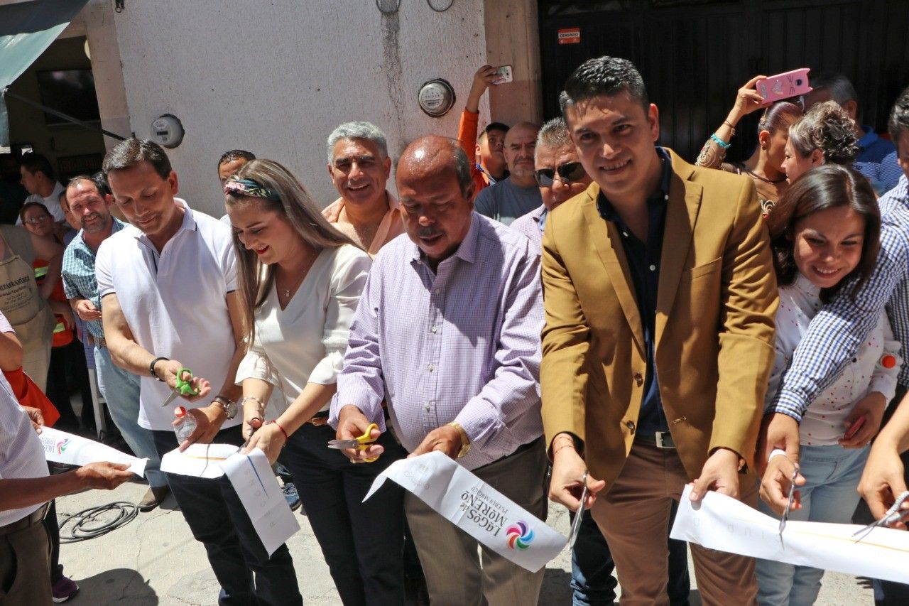 Inaugura Alcalde baños del mercado Roque García