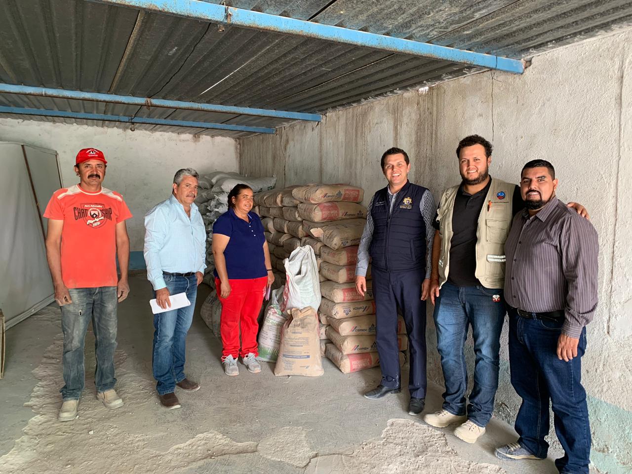 Entrega Felipe Romo apoyo de cemento en comunidad de la Verdolaga