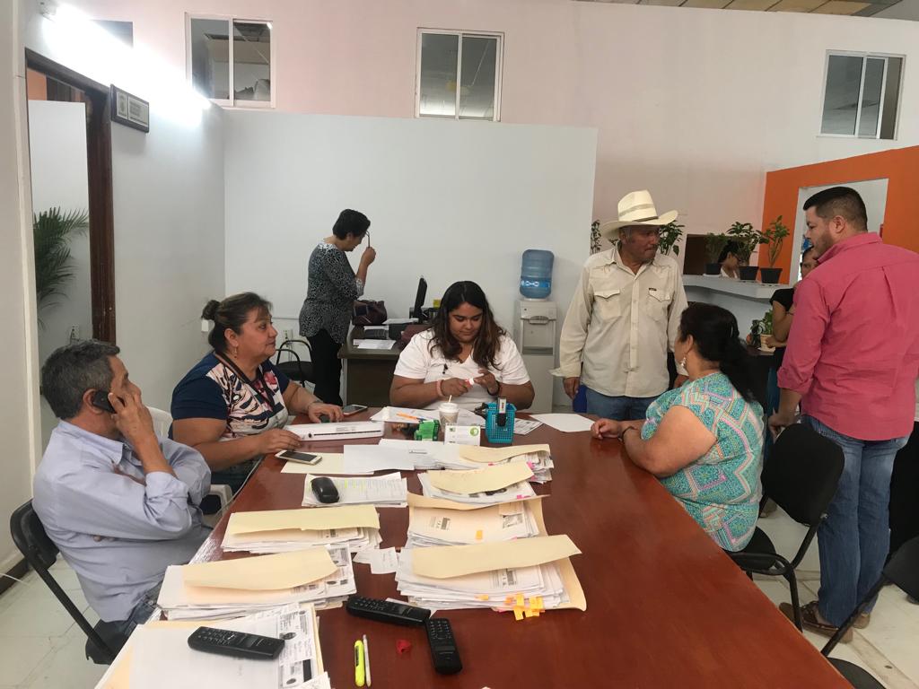 Entregan tarjetas de INAPAM a adultos mayores