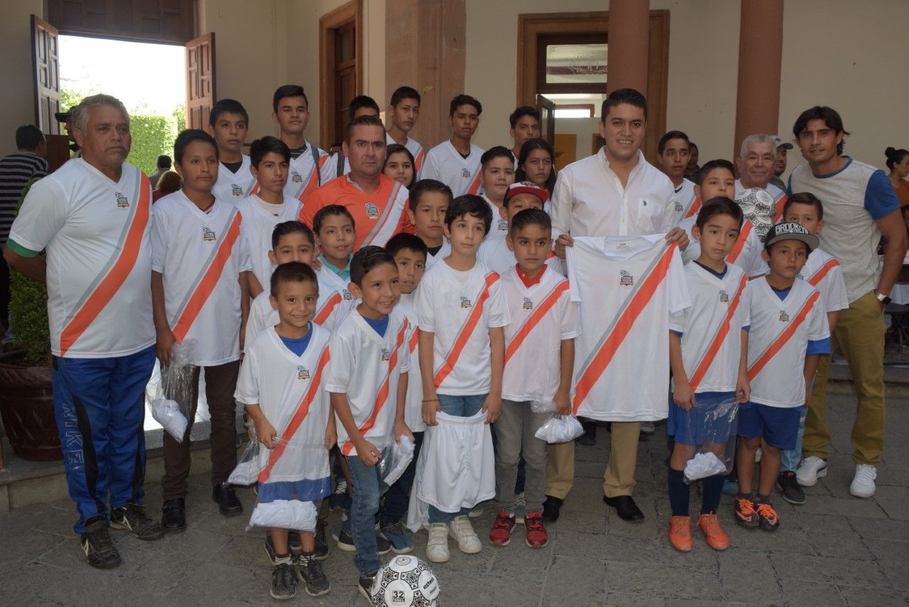 Entregan balones y uniformes a escuela municipal de fútbol
