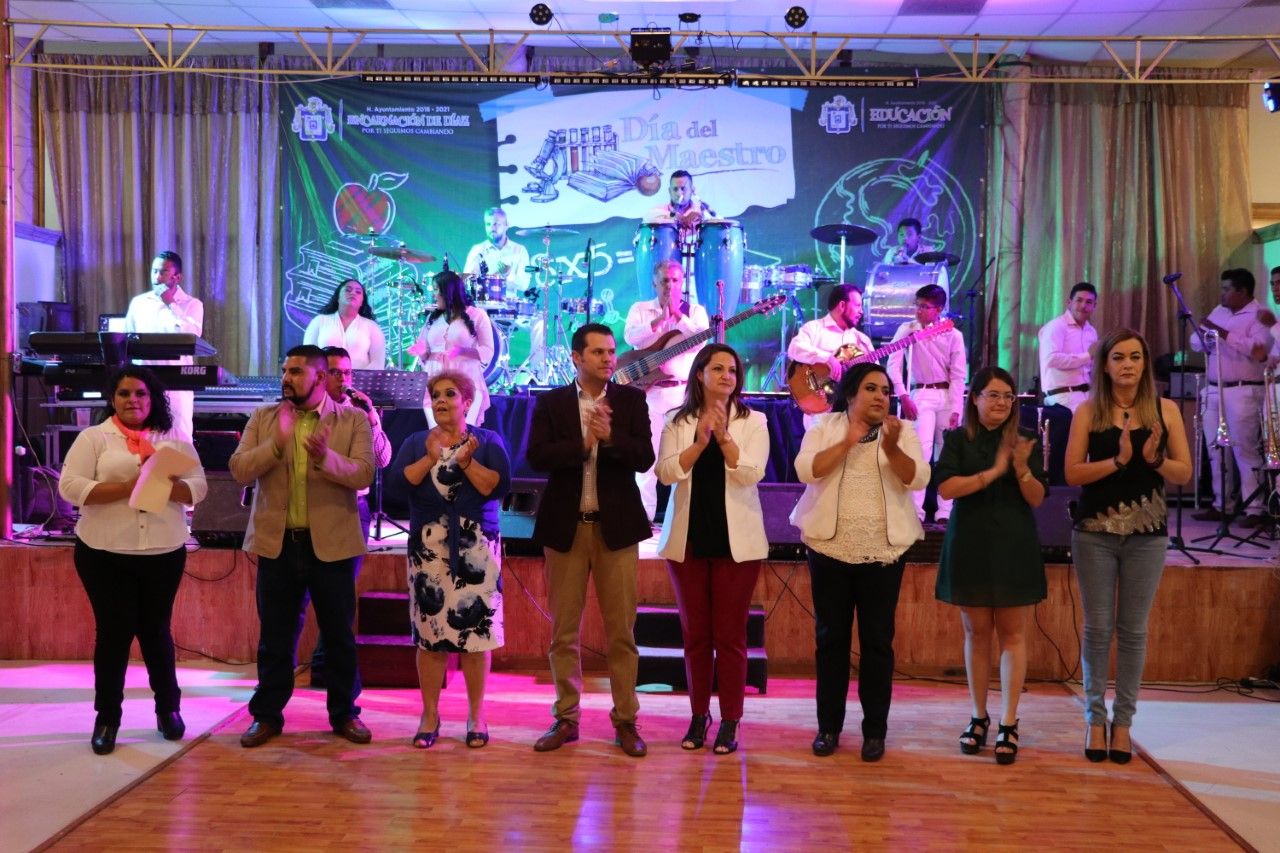 Reconocen labor de maestros encarnacionenses