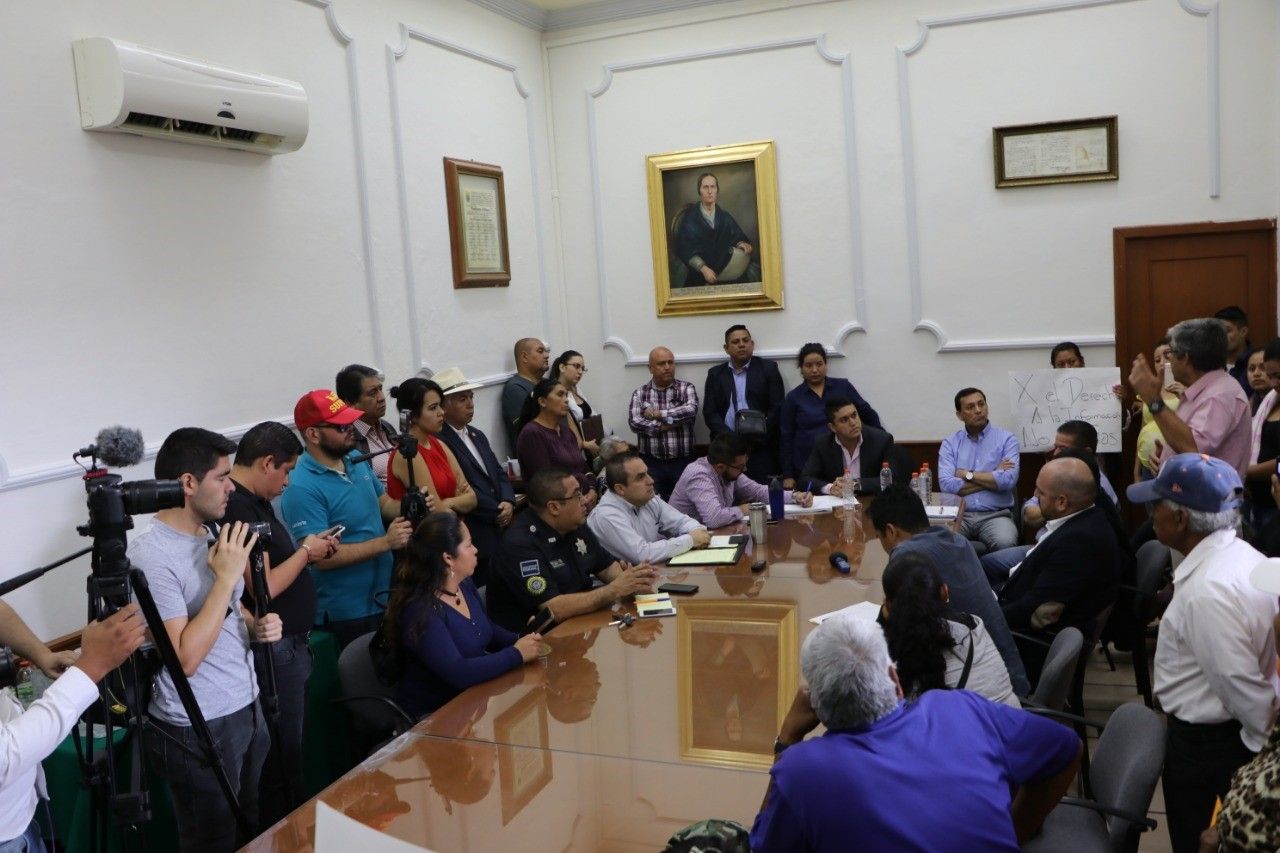 Se reúne Alcalde con vecinos de La Laguna y representantes de emprsa gasera