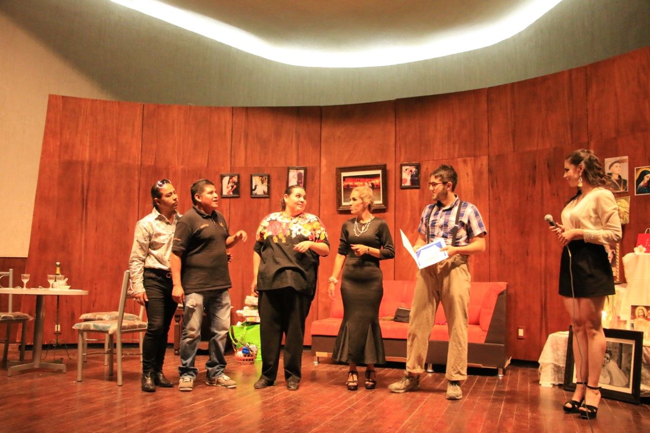 Se presenta con éxito la obra de teatro «Saldos» en La Chona