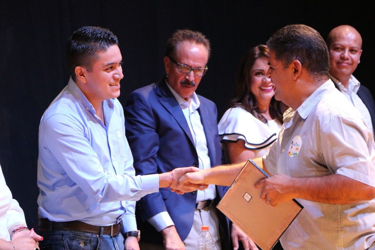 Reconoce gobierno municipal labor de maestros laguenses