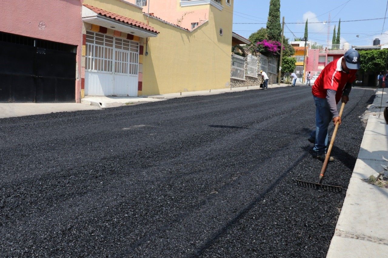 Asfaltan la calle Abraham Vega