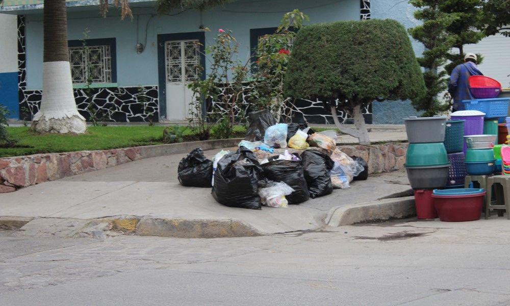 Pretenden eliminar depósito de basura en vía pública