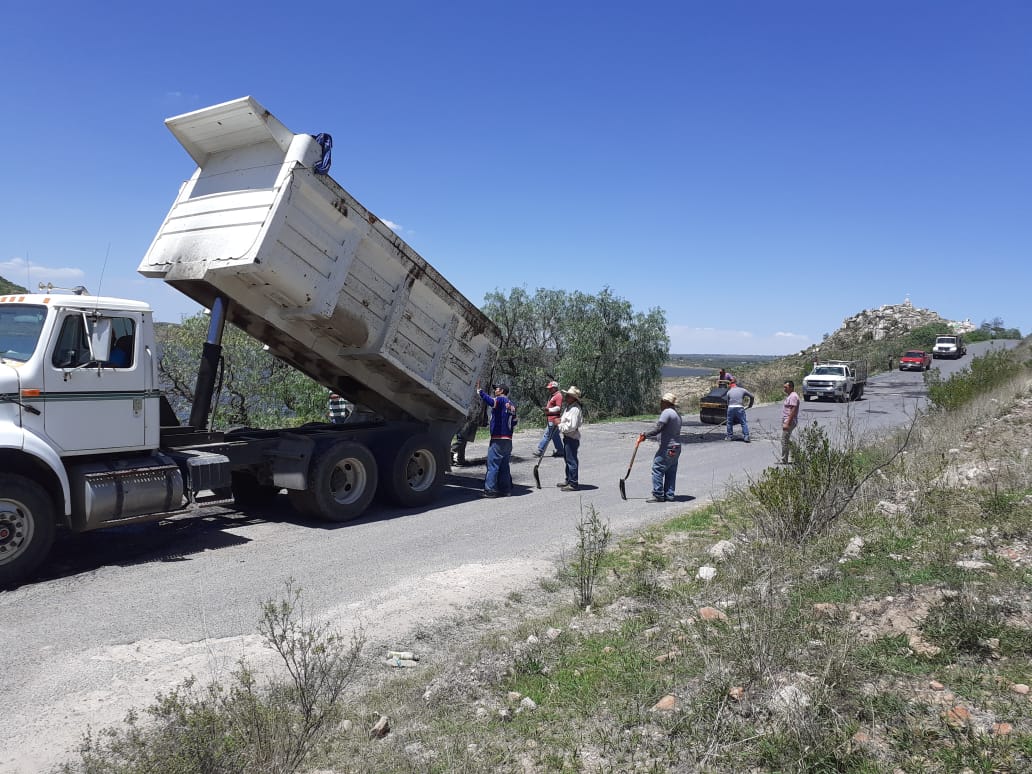 Rehabilitan carretera a Ciénega de Mata