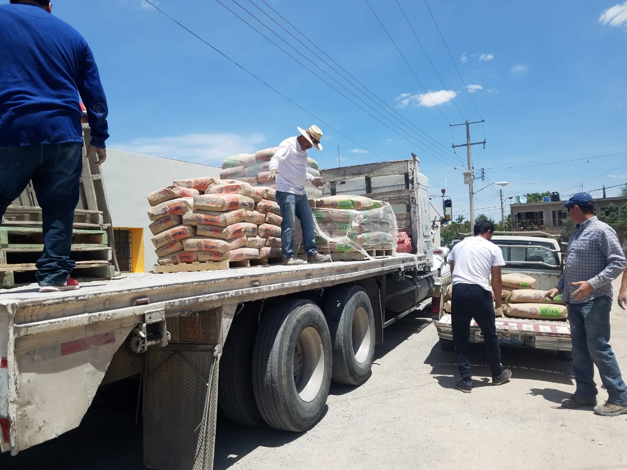 Entrega desarrollo rural más de 10 toneladas de cemento