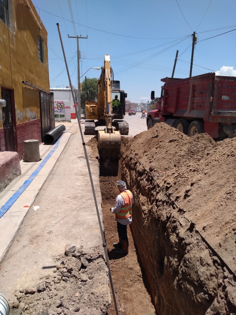 Sustituyen colector sanitario en Betulia