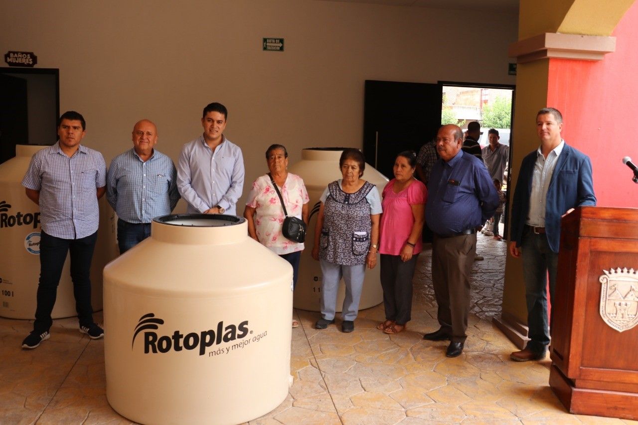 Entrega Tecutli Gómez tinacos y tubos de concreto a habitantes de la zona rural