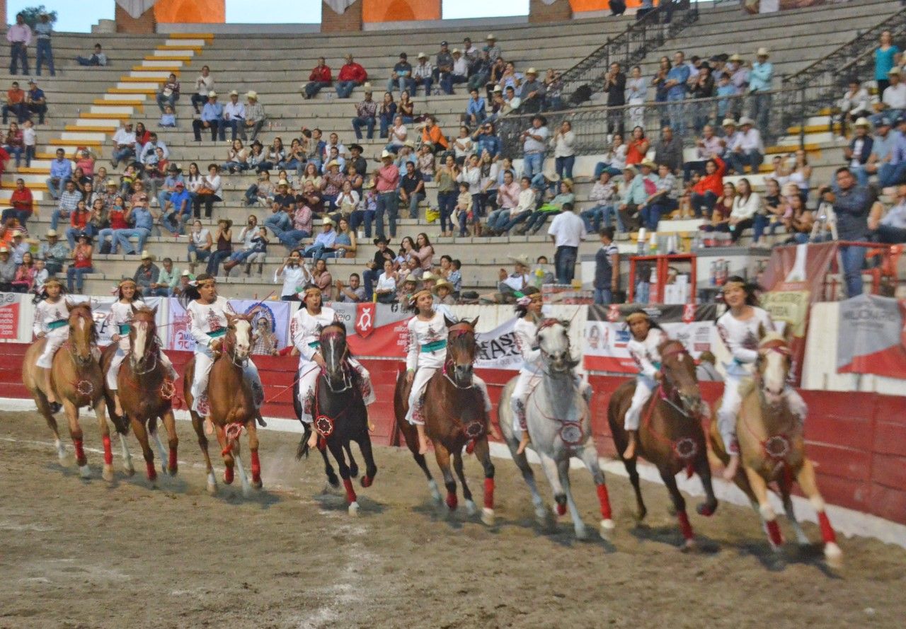Triunfa en casa la escaramuza Mayahuel