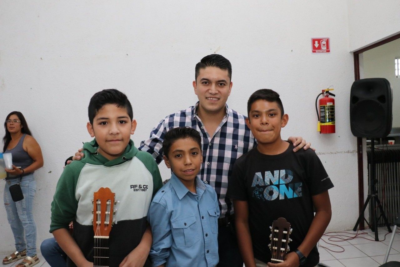 Entrega Tecutli Gómez guitarras a integrantes del grupo musical ECOS