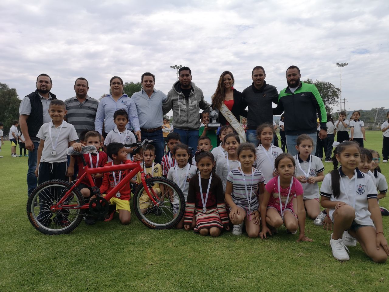Entrega Julio Hurtado bicicletas a niños que participaron en programa «Deporte en tu Escuela»