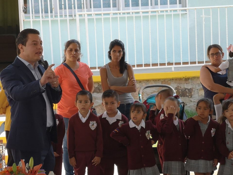 Agradecen alumnos, maestros y padres de familia de la escuela Gabriela Mistral apoyo recibido por el municipio