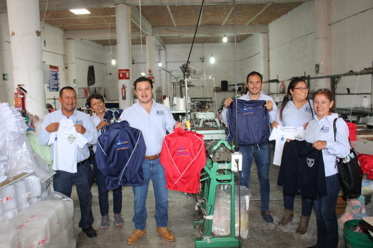 Continúan los apoyos de mochilas con útiles, uniformes y zapatos en Unión de San Antonio
