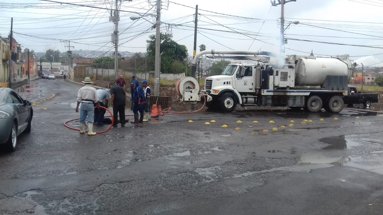 Limpian alcantarillas y bocas de tormenta