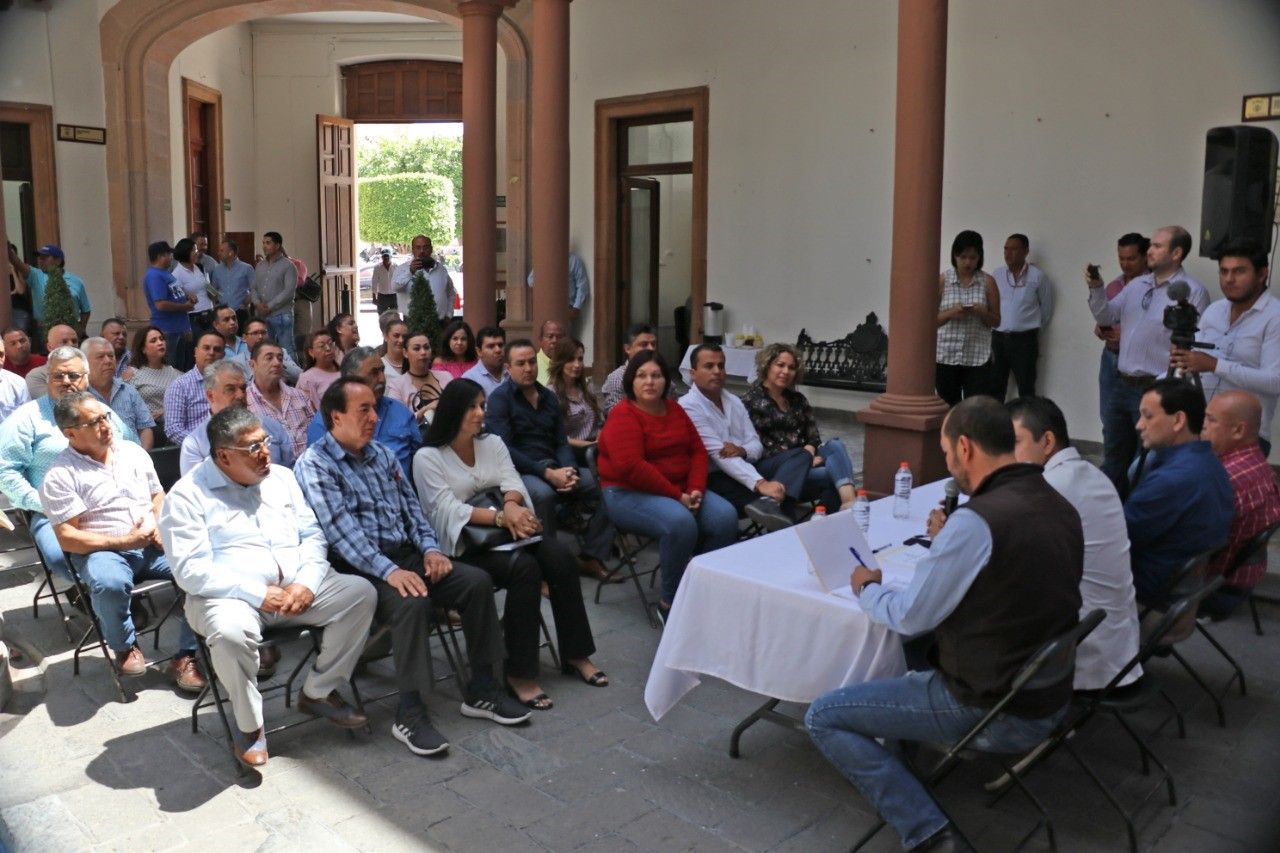 Toman protesta a integrantes del Patronato de la Feria