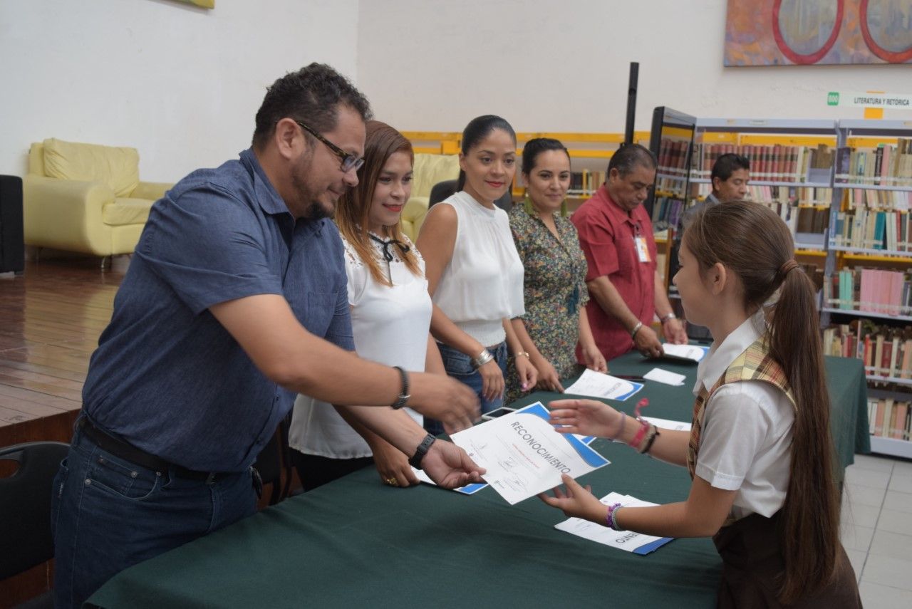 Entrega biblioteca María Soiné de Helguera reconocimientos a estudiantes