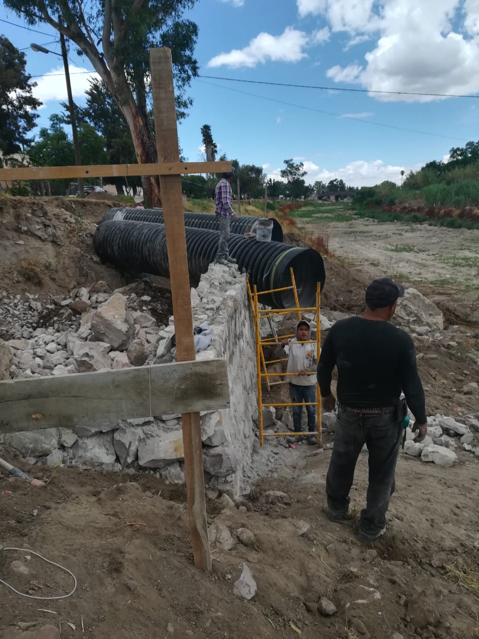 Reparan salidas pluviales en el lecho del río