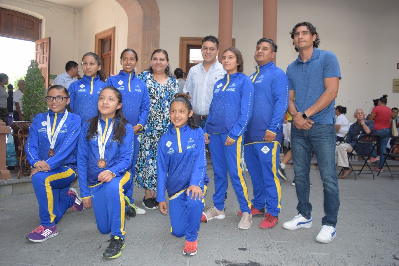 Recibe Tecutli Gómez a atletas destacados en Taekwondo