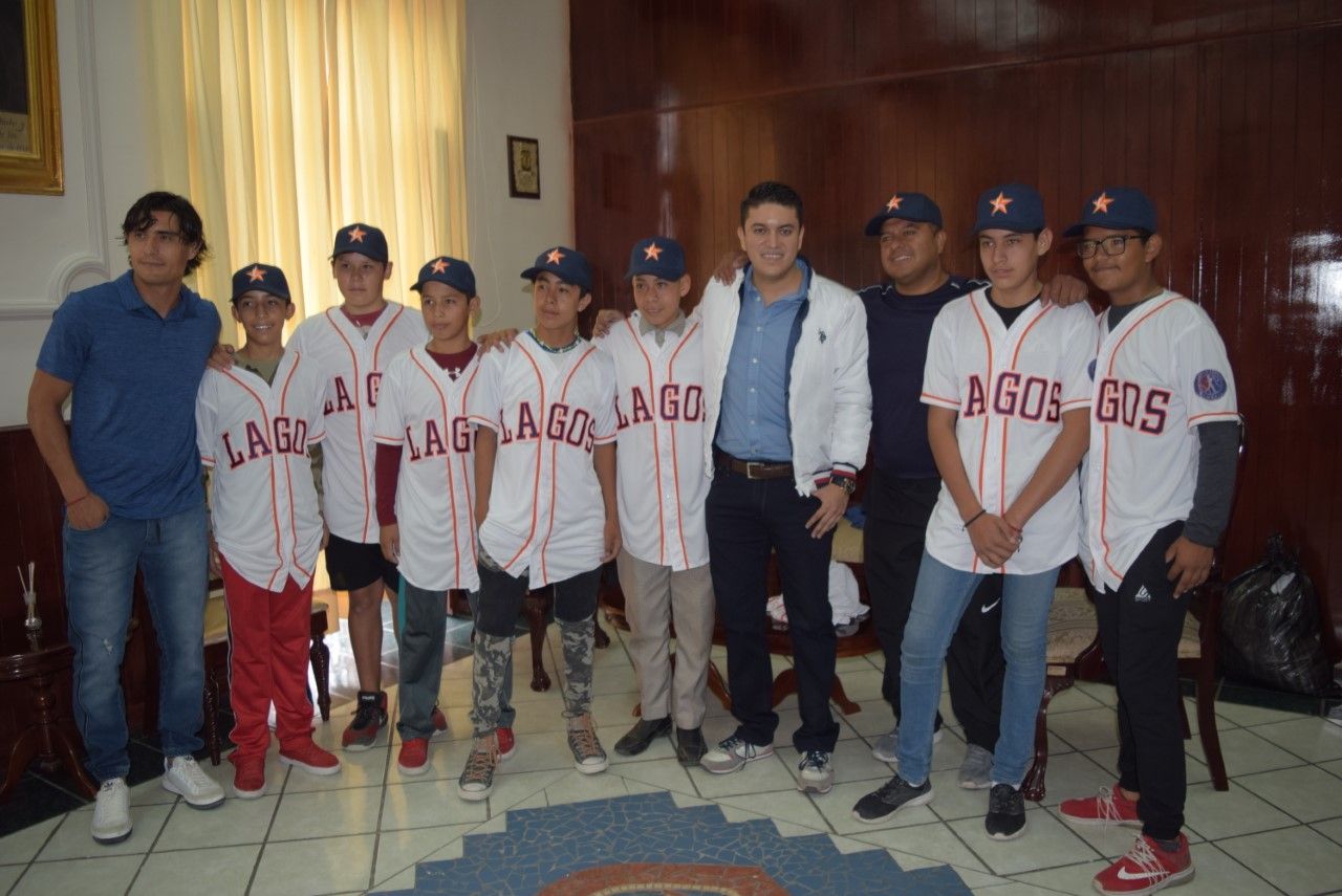 Entrega Tecutli Gómez uniformes a seleccion Lagos de béisbol