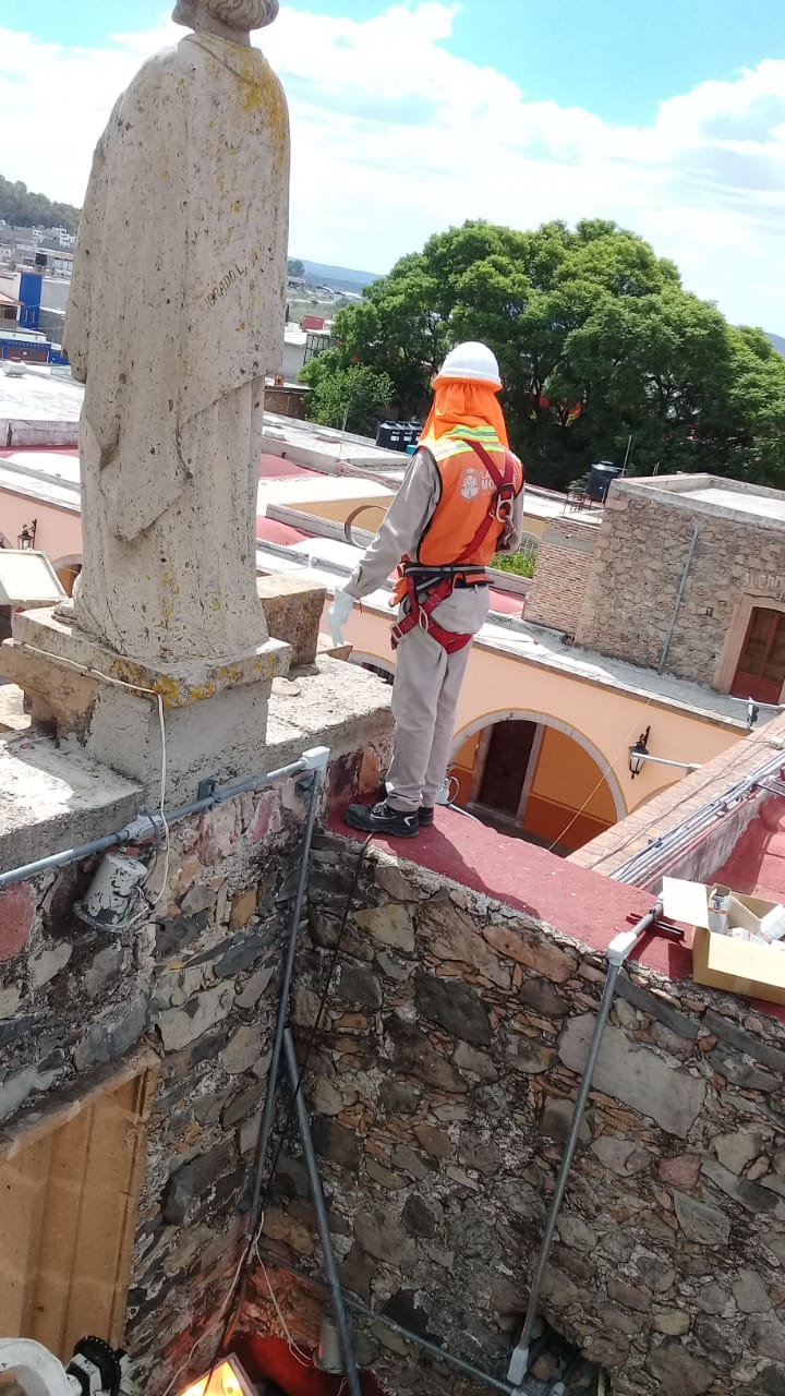 Reparan alumbrado del templo del Calvario