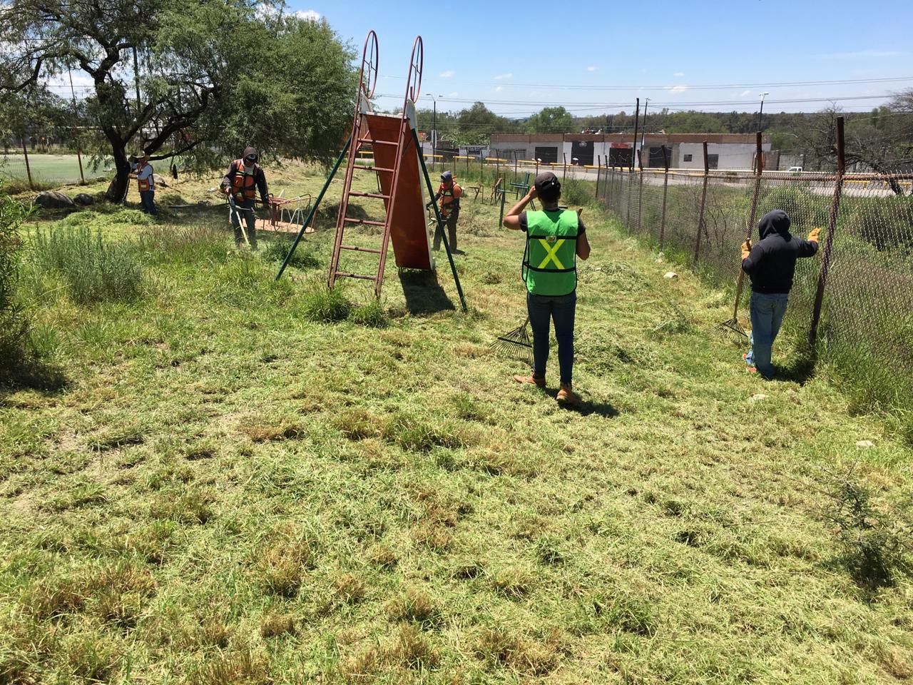Rehabilitan cancha deportiva en la Esmeralda