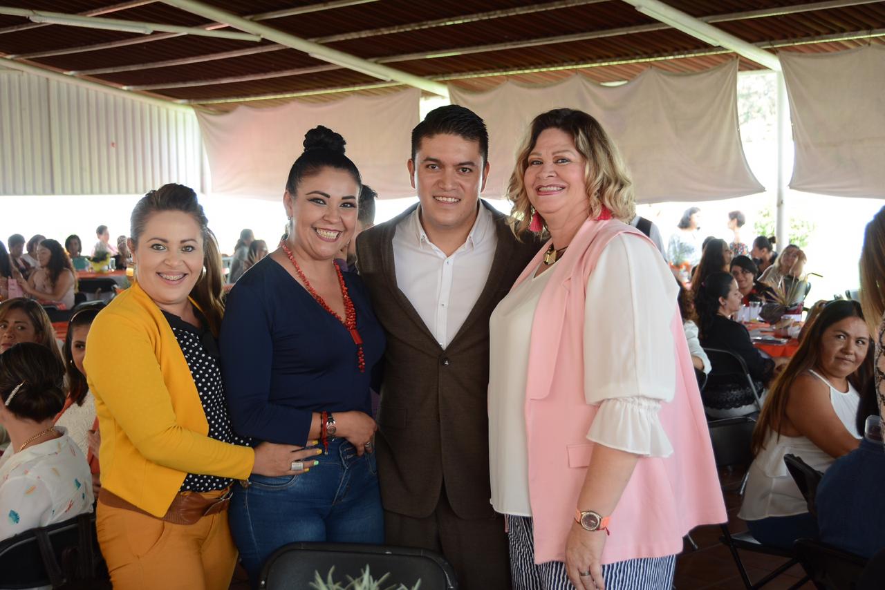Festeja Gobierno Municipal a las secretarias en su día