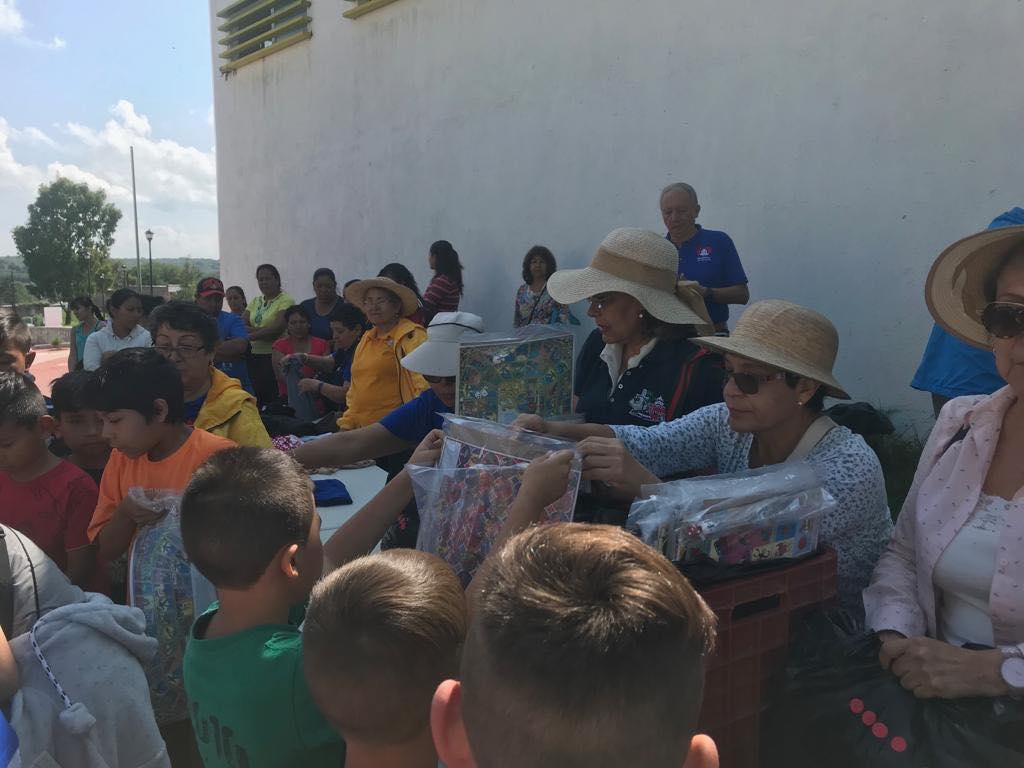 «Normalistas de Corazón» donan obsequios a niños de Cañada de Ricos