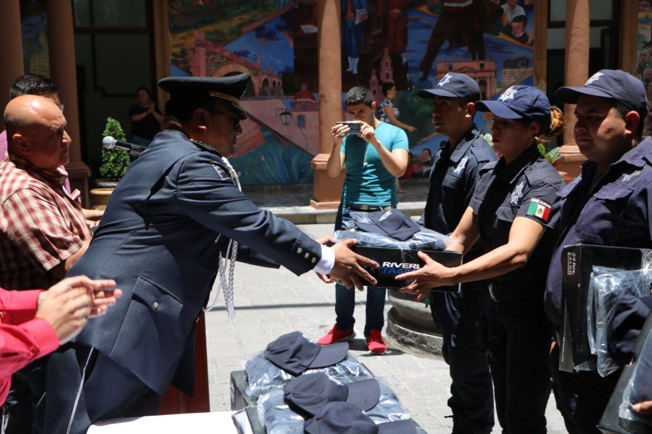 Entregan uniformes a policías