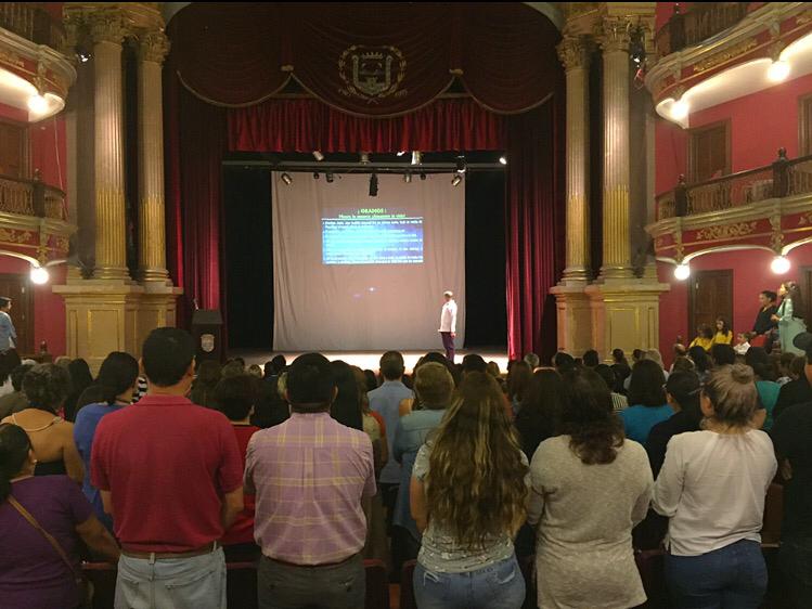 Realizan con éxito colecta de alimentos en conferencia de tanatología