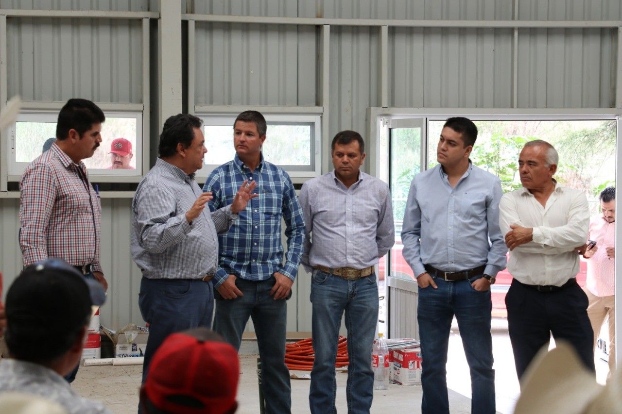 Se reúne Alcalde con productores lecheros
