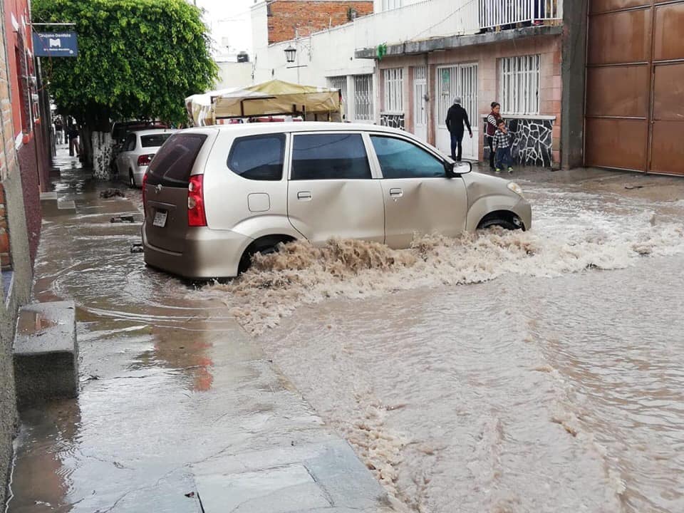 Tromba causa estragos en Lagos