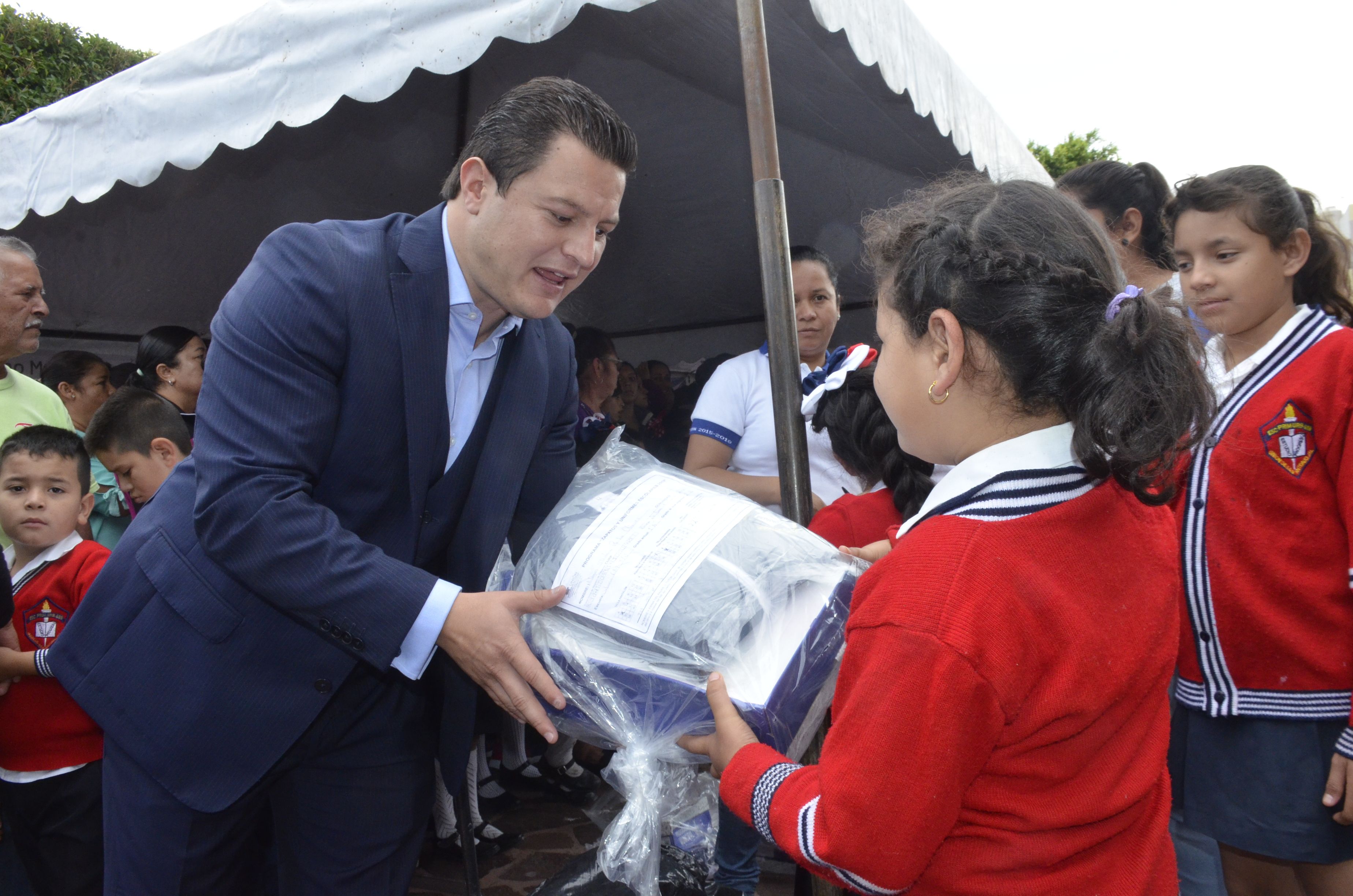 Entrega Julio Hurtado mochilas con útiles, uniformes y zapatos deportivos