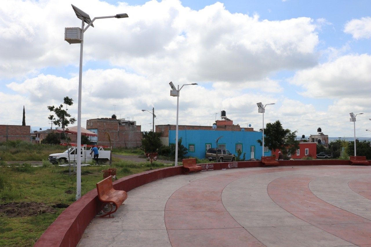 Trabaja Alumbrado Público en restablecer iluminación del Parque Nueva Santa María
