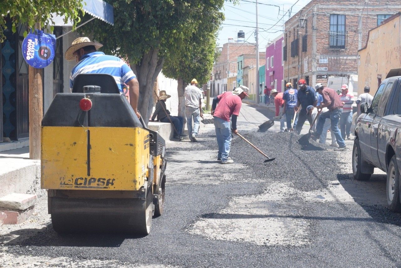 Continúan las labores de bacheo en calles Porvenir y Abraham  González