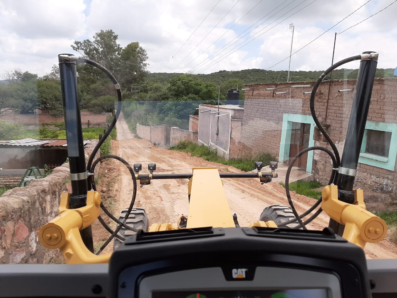 Reparan caminos rurales