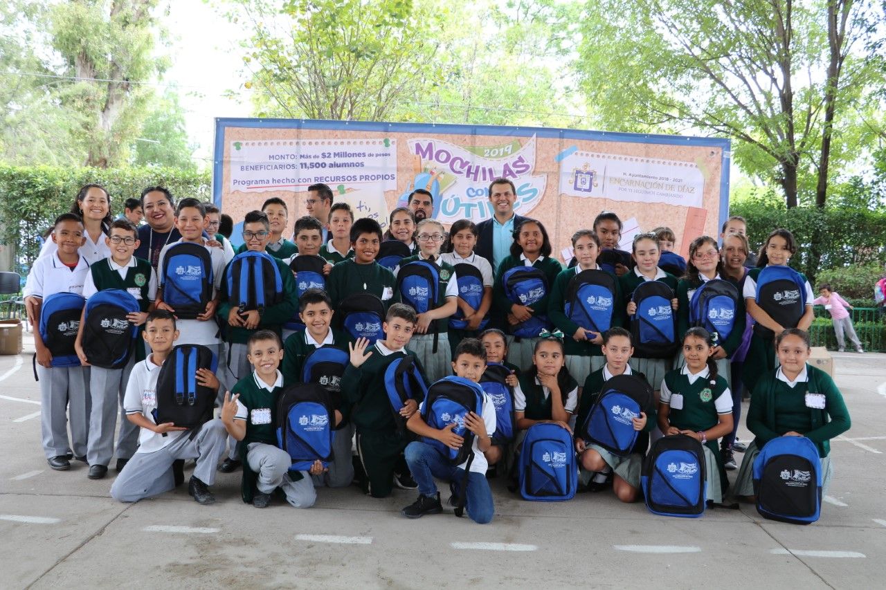 Entregan mochilas con útiles escolares en Encarnación de Díaz