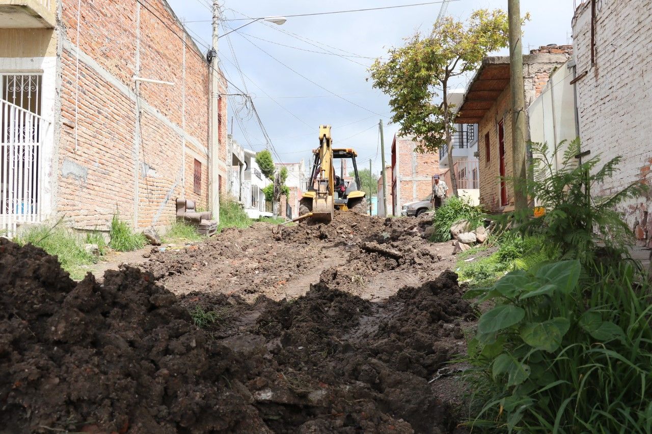 Rehabilitan calles en colonia Álvarez del Castillo