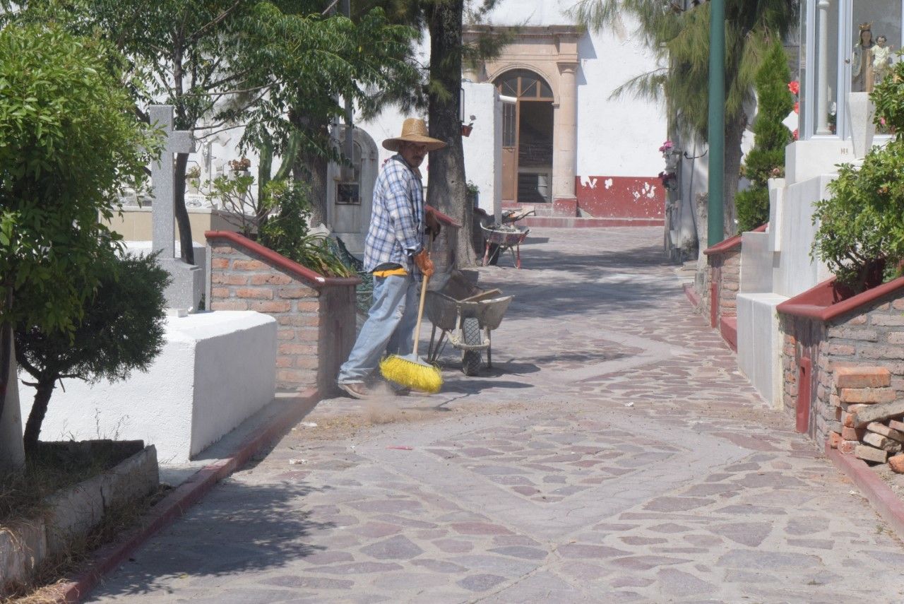 Realizan labores de mantenimiento en Cementerio Municipal