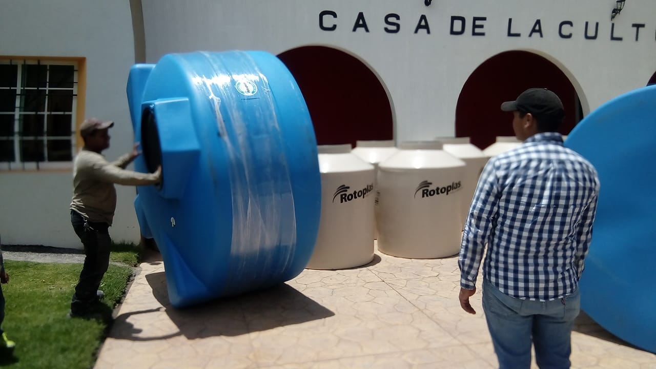 Entregan apoyo de tinacos, cisternas y calentadores en San Miguel del Cuarenta