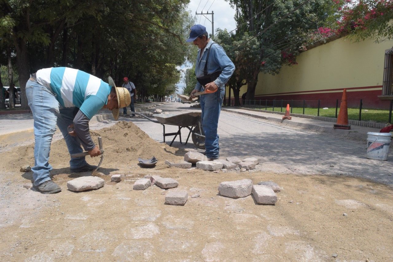 Reparan adoquín dañado en Av. Luis Donaldo Colosio