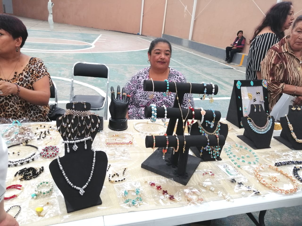 Benefician a 46 amas de casa con taller de bisutería