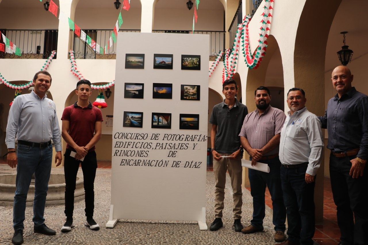 Premian a ganadores de concurso de fotografía
