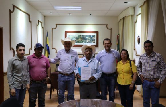 Entrega Felipe Romo apoyos productivos para el campo