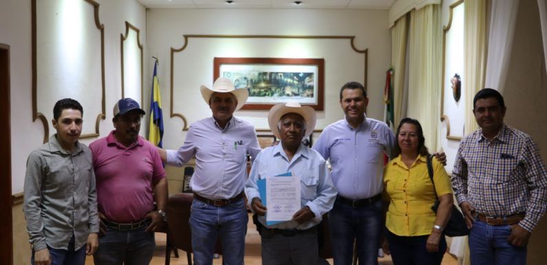 Entrega Felipe Romo apoyos productivos para el campo