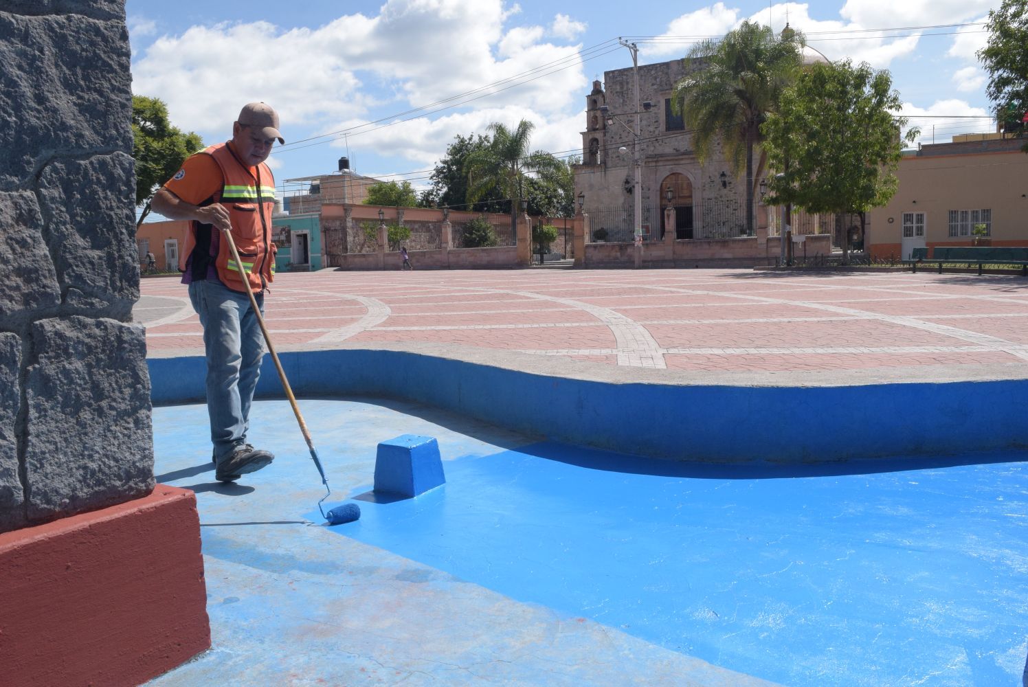 Dan mantenimiento al jardín del Pueblo de Moya